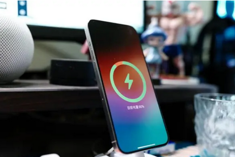 河间苹果15换屏服务分享用什么充电器给iPhone15充电更好 